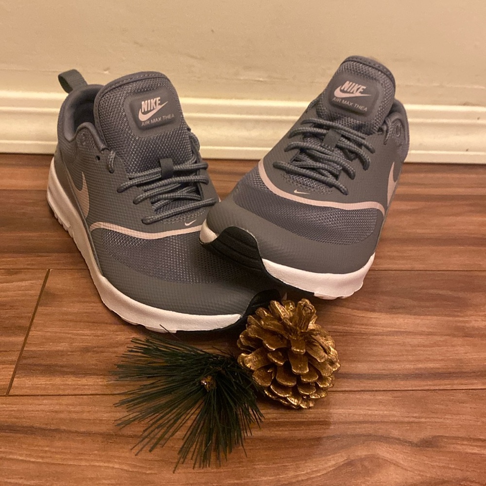 NIKE women’s size US 8, brand new NEVER WORN tennis shoes NWOT